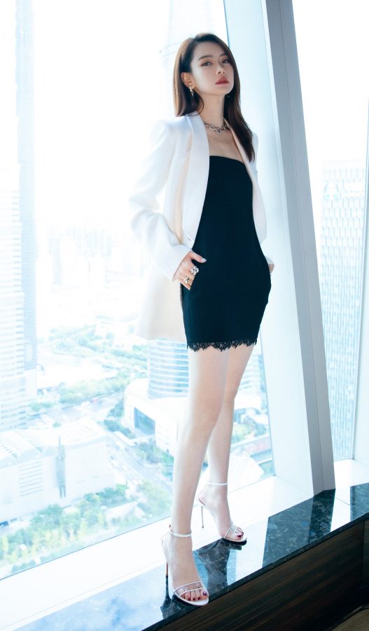 御姐戚薇曼妙黑裙美腿玉足配细带凉高跟(1/3)