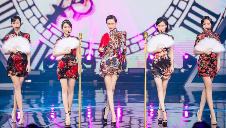 As graceful as a swimming dragon, a phoenix in flight. "Singing like this is so beautiful" The beautiful legs of the beautiful female stars in cheongsam(1/11)