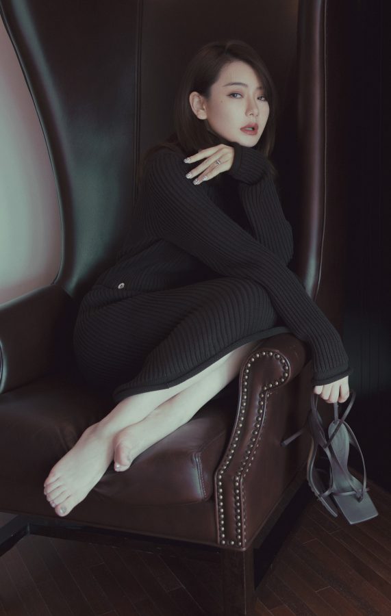 女星戚薇舒舒服服优雅翘二郎腿(7/9)