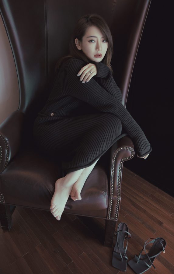 女星戚薇舒舒服服优雅翘二郎腿(8/9)