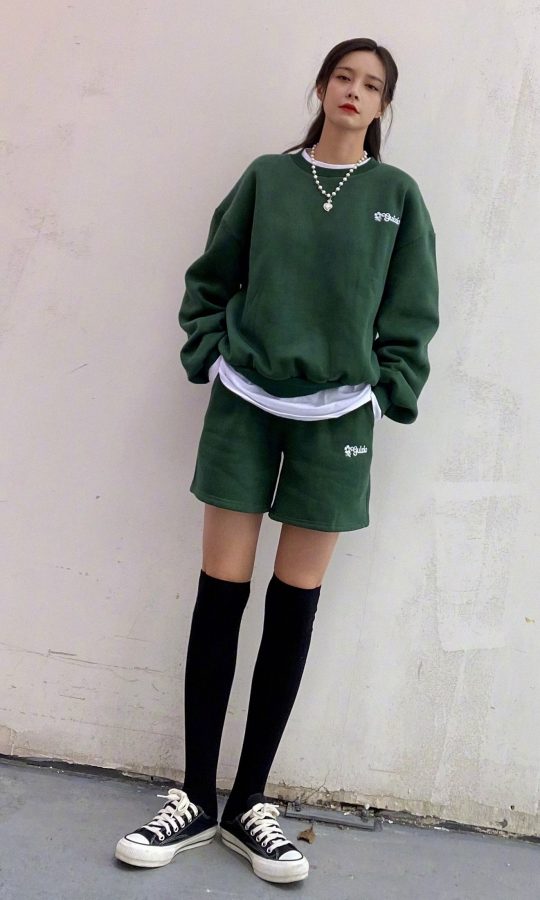 湖南卫视女主播沈梦辰长腿穿筒袜平板鞋扮纯(2/6)