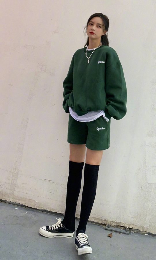 湖南卫视女主播沈梦辰长腿穿筒袜平板鞋扮纯(3/6)