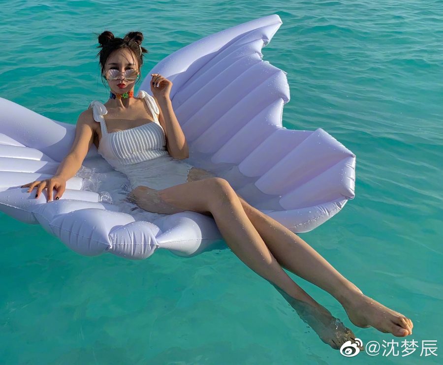 蔚蓝的大海和沈梦辰修长的美腿(1/5)