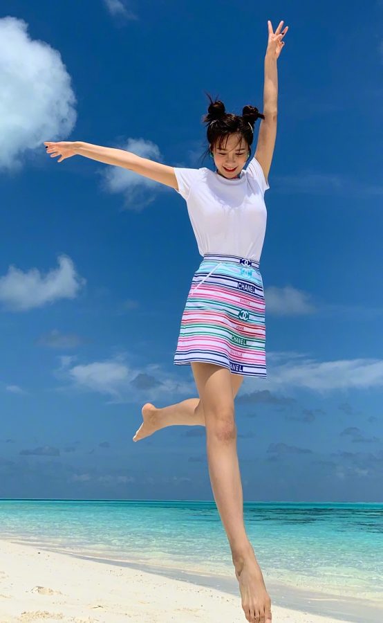 蔚蓝的大海和沈梦辰修长的美腿(3/5)