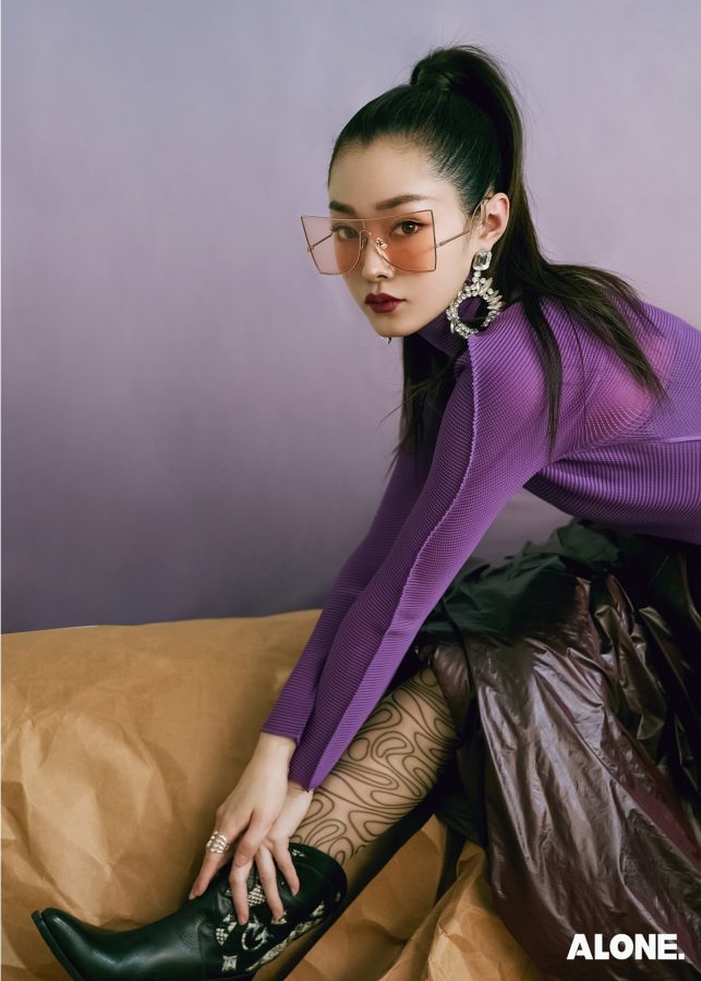 "ALONE" magazine Song Yi's pantyhose and high heels have a charming temperament(4/9)