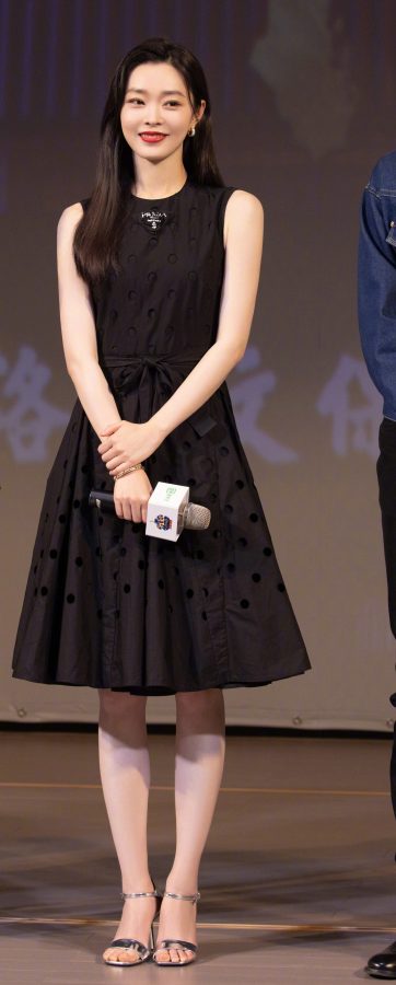 真瓜子脸美女宋轶领奖时大秀细臂、美手、玉足(1/4)
