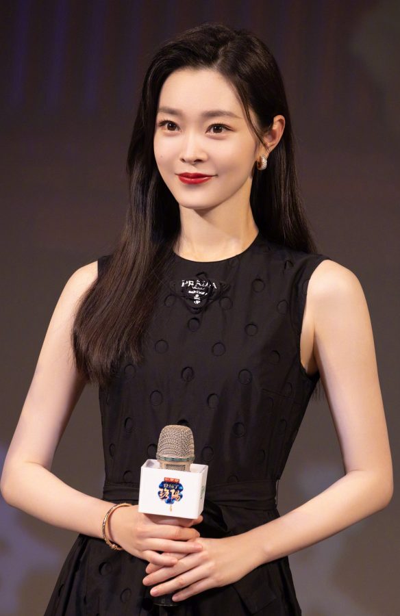 真瓜子脸美女宋轶领奖时大秀细臂、美手、玉足(2/4)