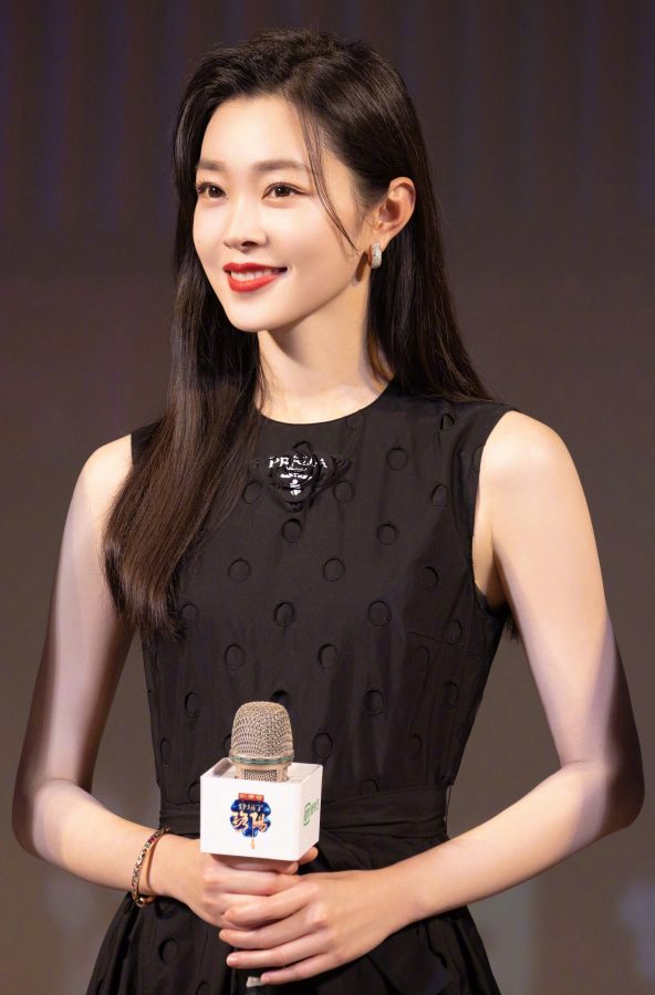 真瓜子脸美女宋轶领奖时大秀细臂、美手、玉足(3/4)