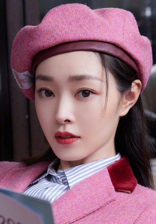 美女明星宋轶穿一身粉色套裙配皮靴露一截白腿(7/8)