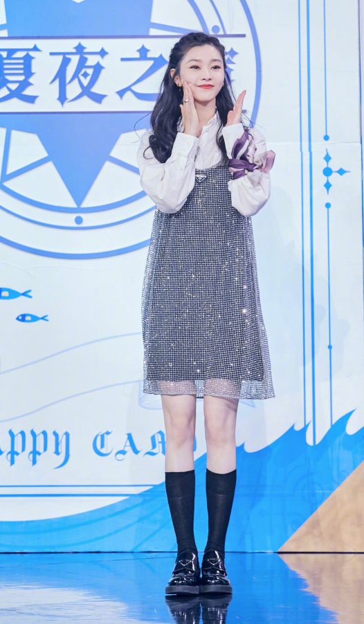 宋轶宋小妹白嫩玉腿穿黑色筒袜录制《快乐大本营》(1/17)