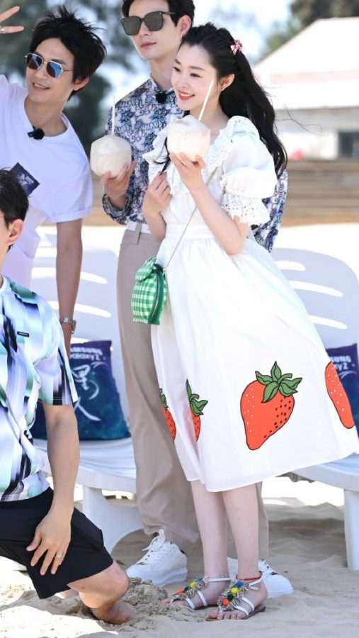 Still photos of Song Yi wearing beach sandals and jade feet in "The Star Chasers"(4/5)