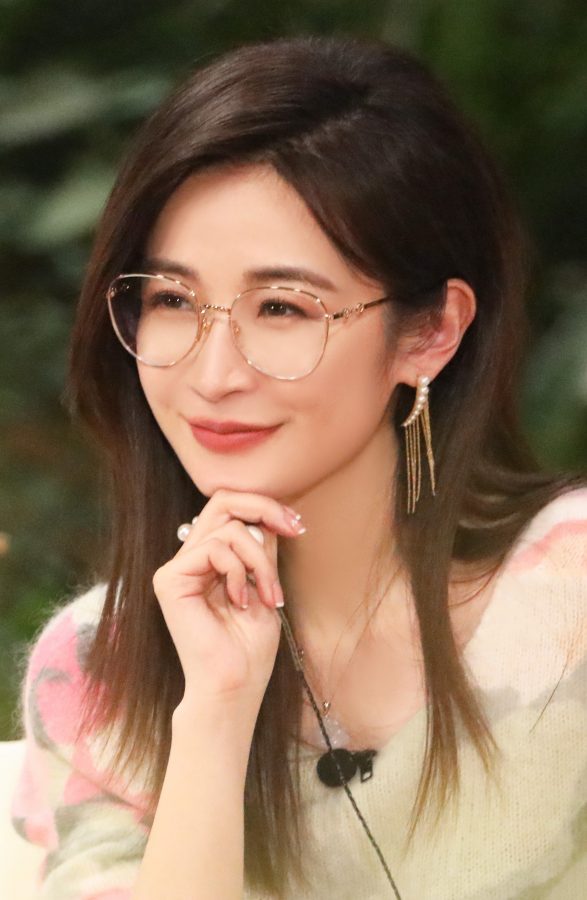 汪聪穿七分裤主持综艺节目翘二郎腿这脚丫超好看了(3/3)