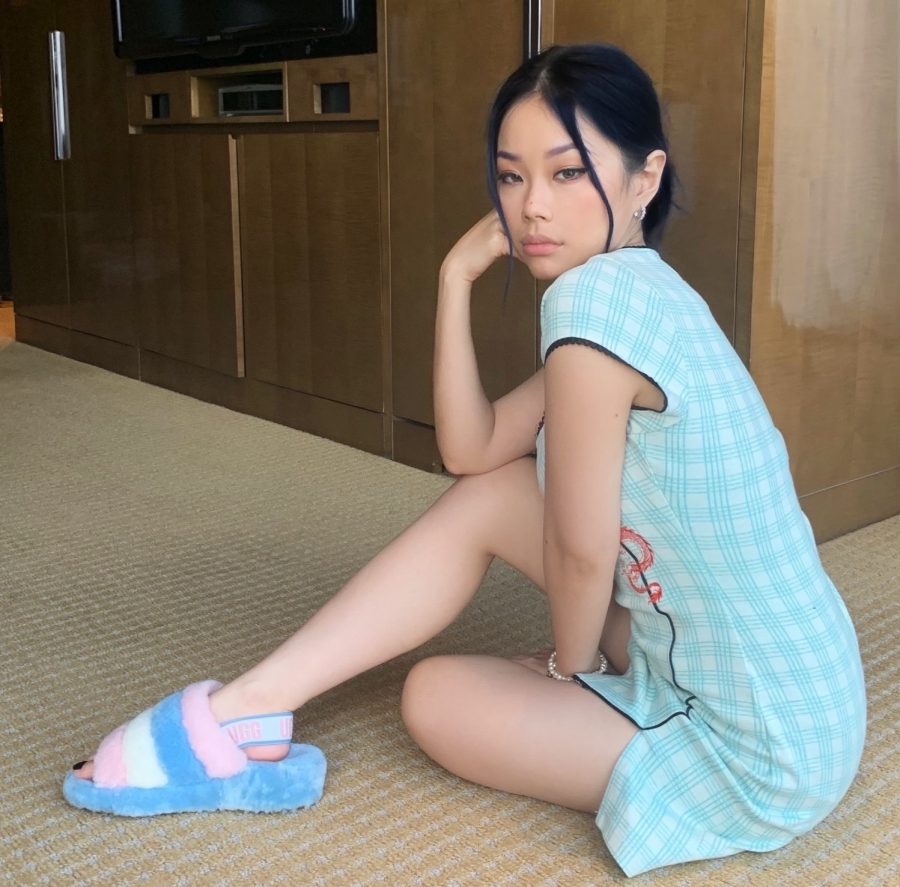 万妮达白皙美腿穿棉拖生活照(1/2)