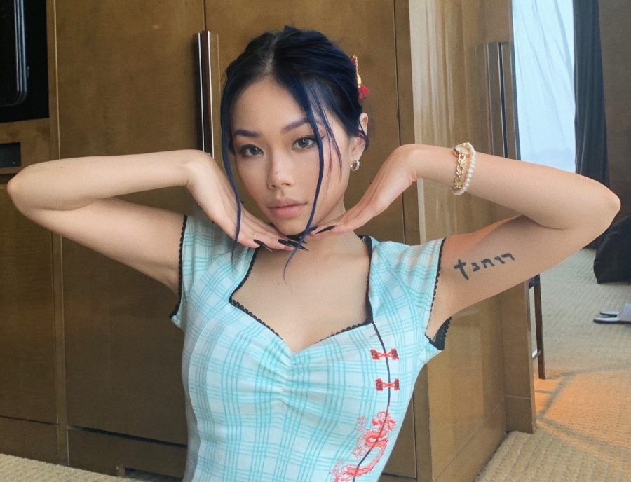 万妮达白皙美腿穿棉拖生活照(2/2)