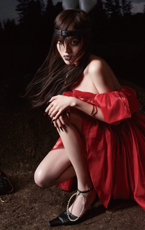 妖艳的女法师吴宣仪穿开衩裙秀长腿(3/4)