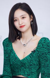 吴宣仪穿身V装超短裙秀长腿青春盎然