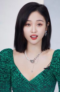 吴宣仪穿身V装超短裙秀长腿青春盎然