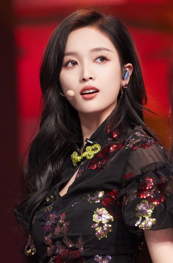 吴宣仪身穿红黑绣花修身旗袍美腿穿长靴有姿有味(9/9)