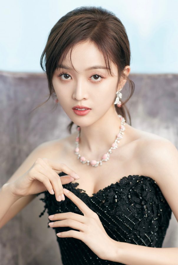 吴宣仪身穿低胸长裙裙摆透明美腿太白(3/6)
