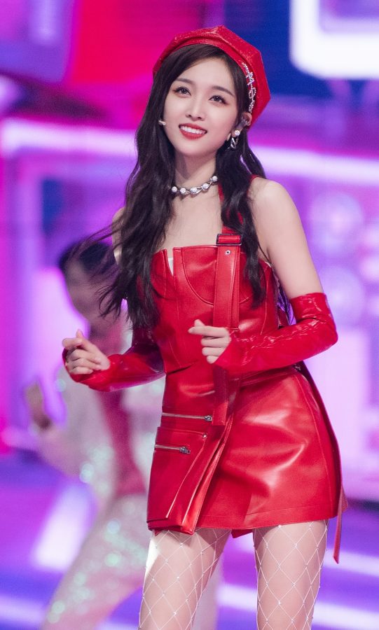 吴宣仪美腿穿白色渔网袜荡秋千梦幻甜美(13/13)