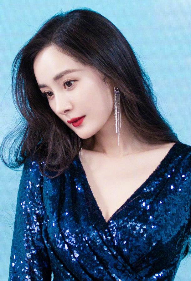 杨幂穿开衩裙光脚丫夹腿坐姿，720度无死角美人(5/6)
