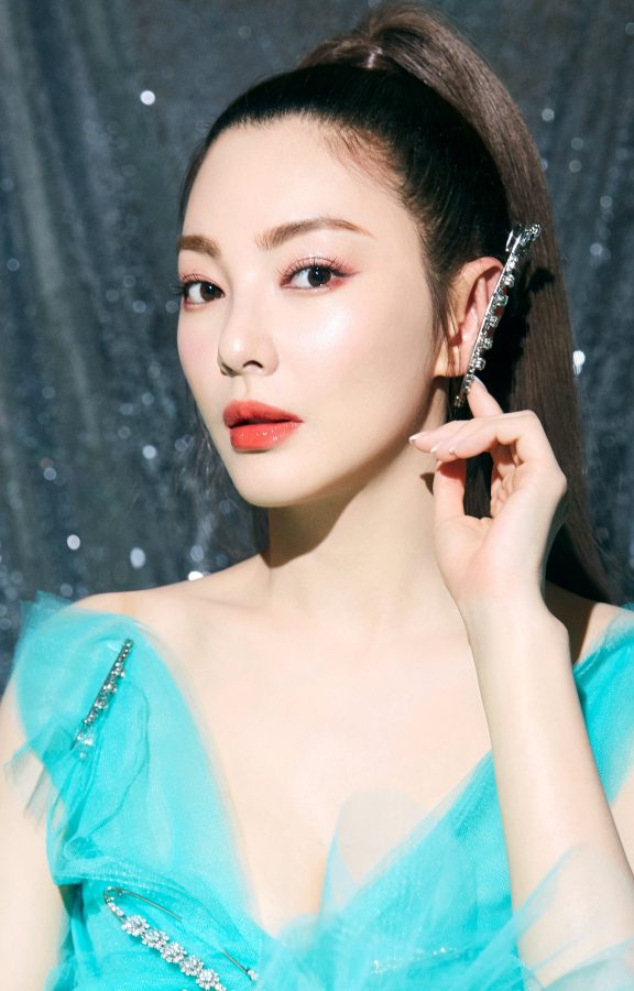 女明星张雨绮身穿青色低胸礼服脚丫雪白(4/7)