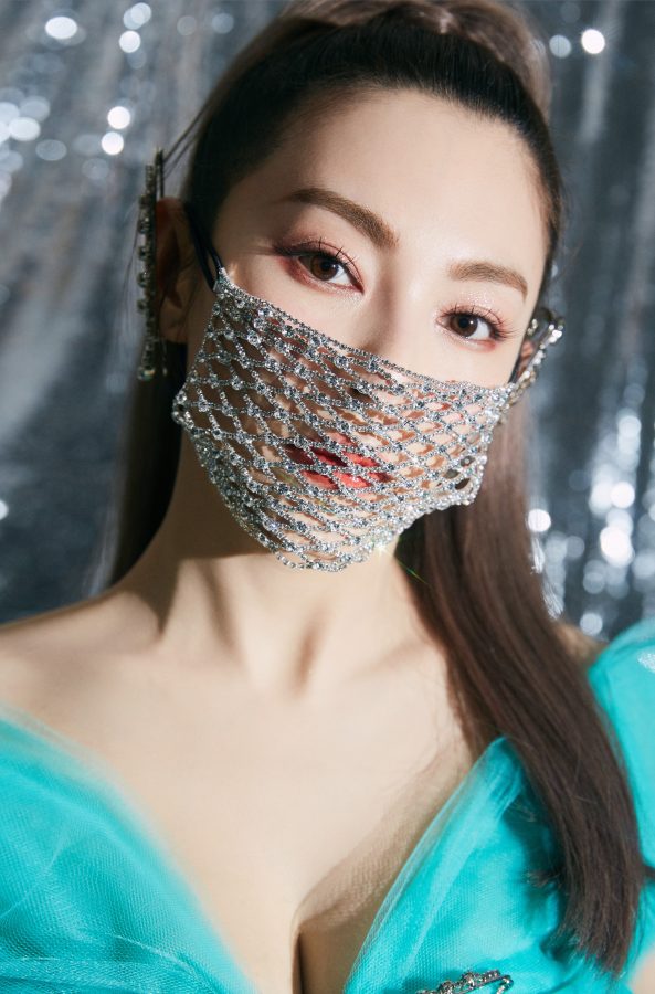 女明星张雨绮身穿青色低胸礼服脚丫雪白(5/7)