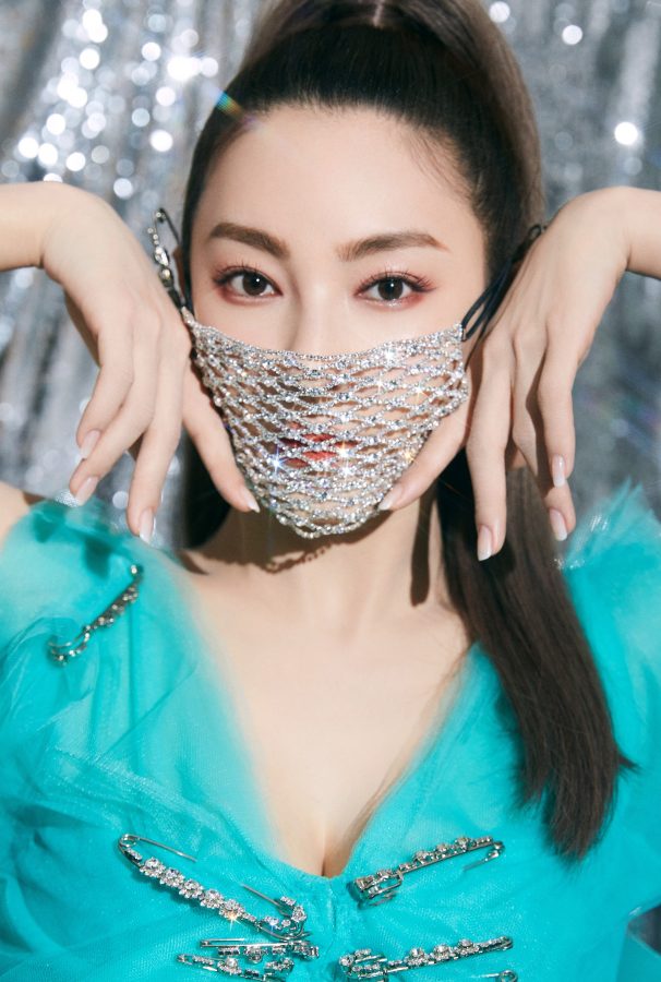 女明星张雨绮身穿青色低胸礼服脚丫雪白(6/7)