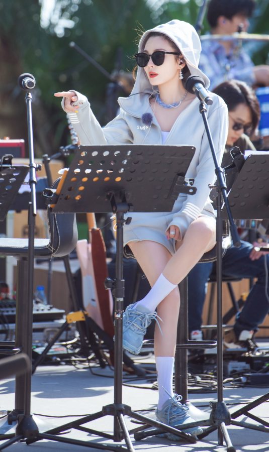张雨绮连帽衫短裤美腿潇洒路演(2/5)