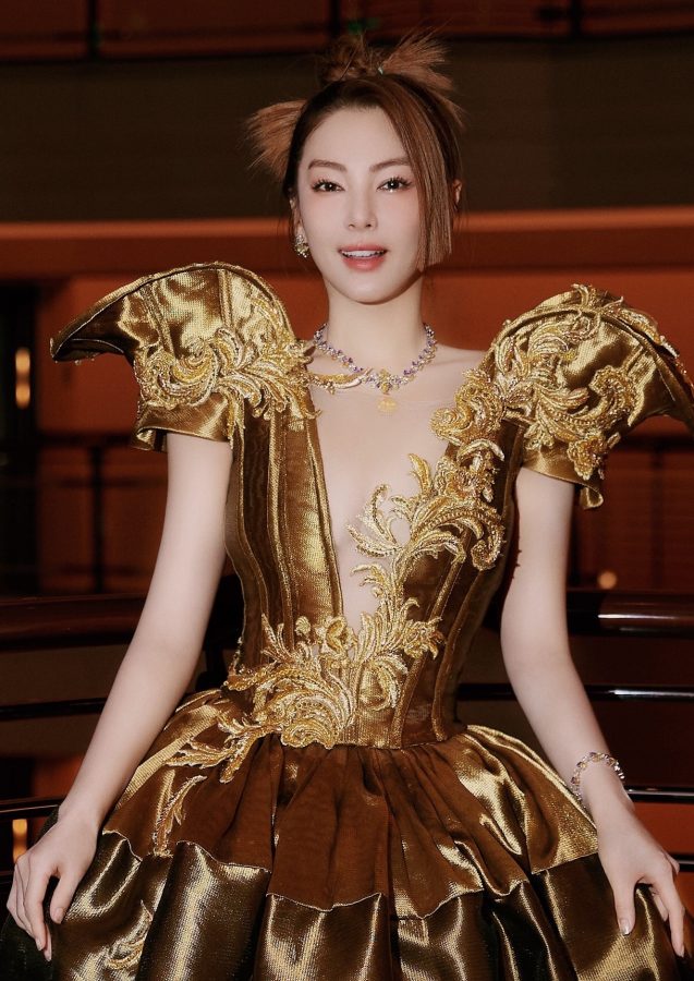 Zhang Yuqi's golden holy garment doesn't seem to protect her breasts very well(5/7)