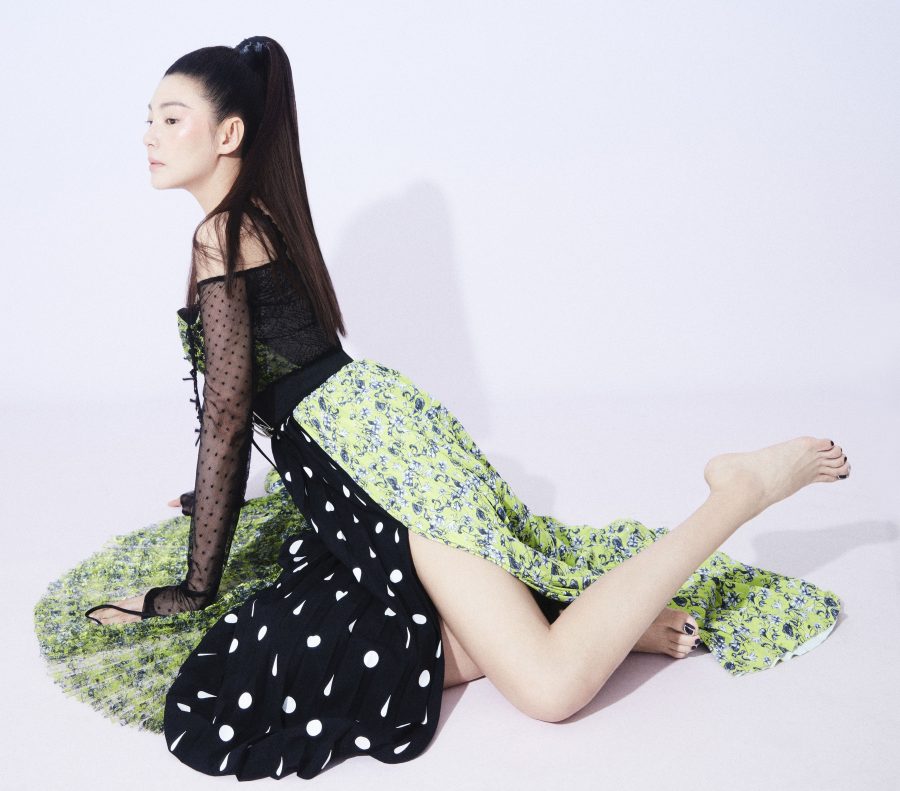 《时尚芭莎》张雨绮高马尾造型美腿写真(1/5)