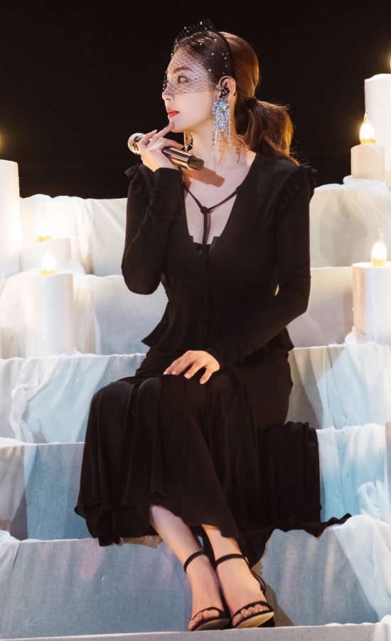 Zhang Yuqi wore cool high heels and sat on the steps singing(2/3)