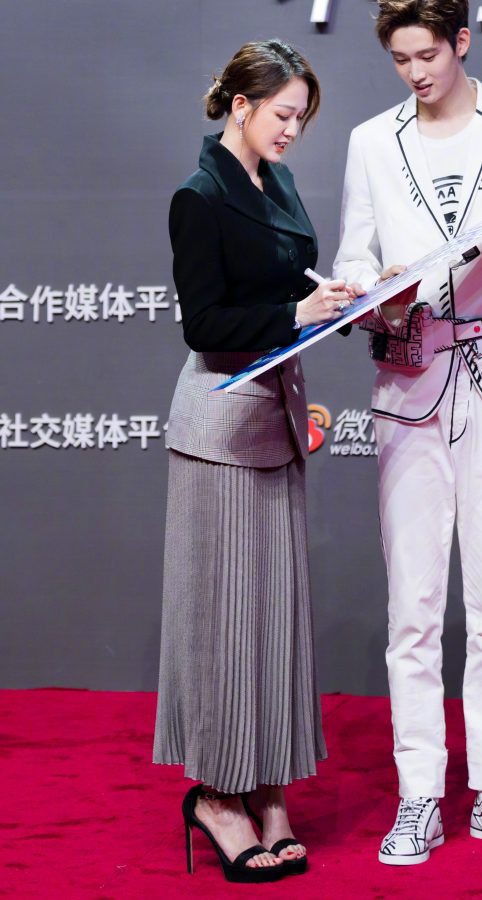 气质女星陈乔恩脚穿防水台凉高跟现身气场满分(7/9)