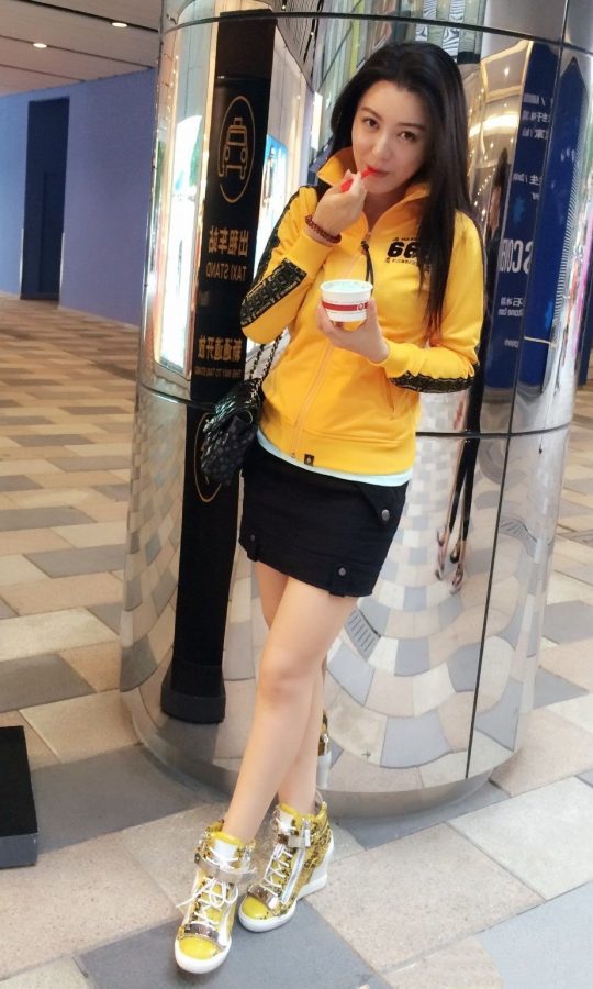 陈廷嘉路边吃冰激凌白腿美丽(1/2)