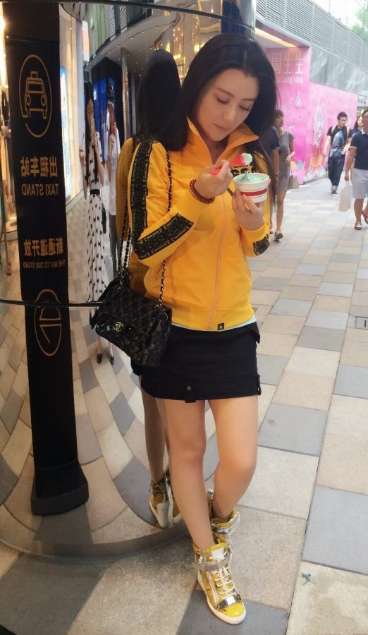 陈廷嘉路边吃冰激凌白腿美丽(2/2)
