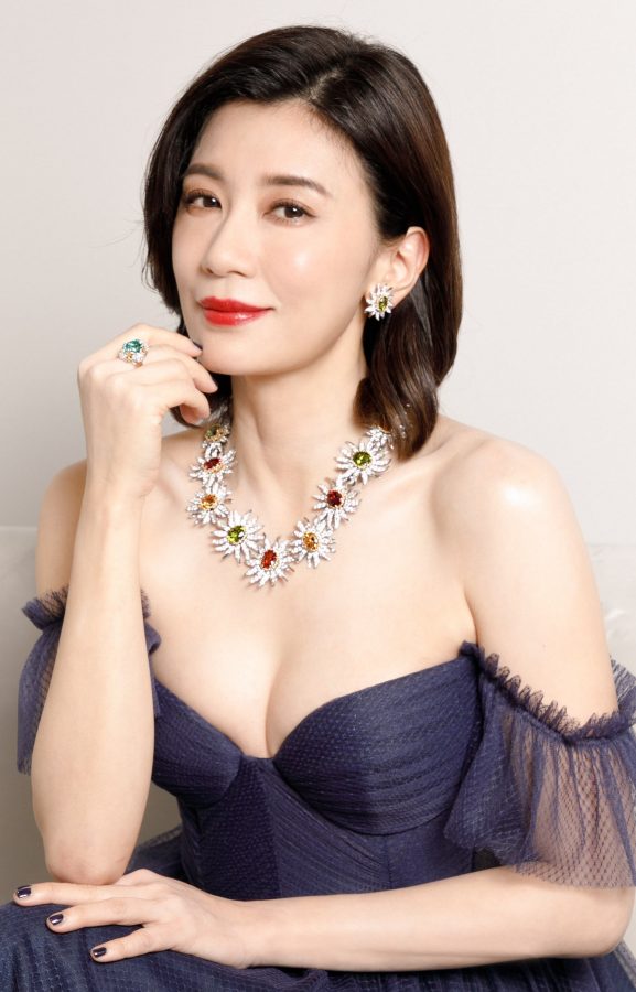 成熟女明星贾静雯穿低胸礼服秀车大灯(1/10)