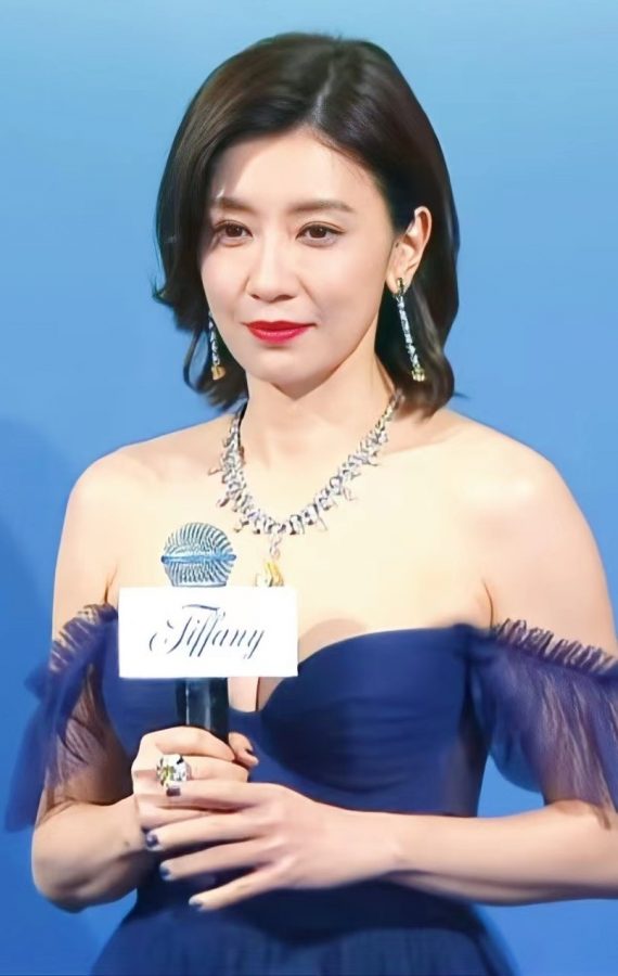 成熟女明星贾静雯穿低胸礼服秀车大灯(10/10)