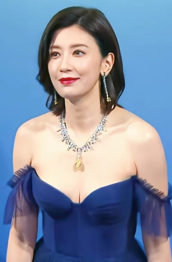 成熟女明星贾静雯穿低胸礼服秀车大灯(8/10)