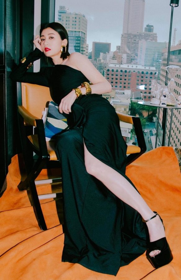 女演员贾静雯黑丝美腿写真(3/3)