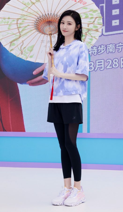 女明星景甜穿紧身运动裤代言特步(1/3)