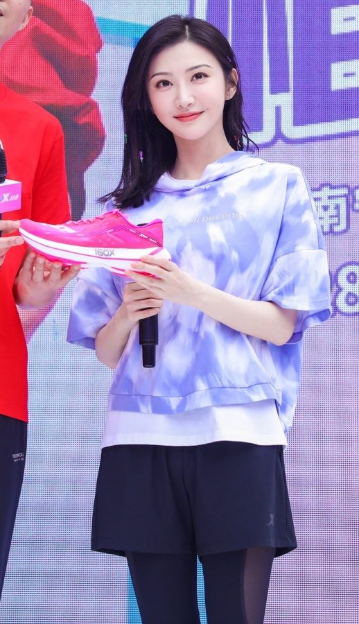 Female star Jing Tian wears tight sweatpants to endorse Xtep(2/3)