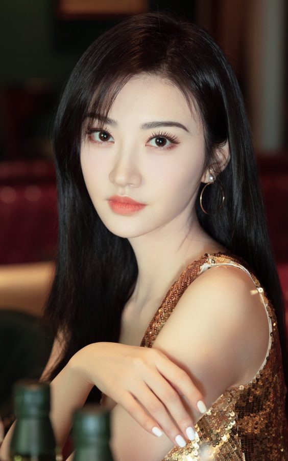 Beauty star Jing Tian wears a gilt sequin skirt and paints pink nail polish on her toes(4/4)