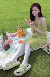 景甜腿穿白色短筒袜坐在草地上野餐
