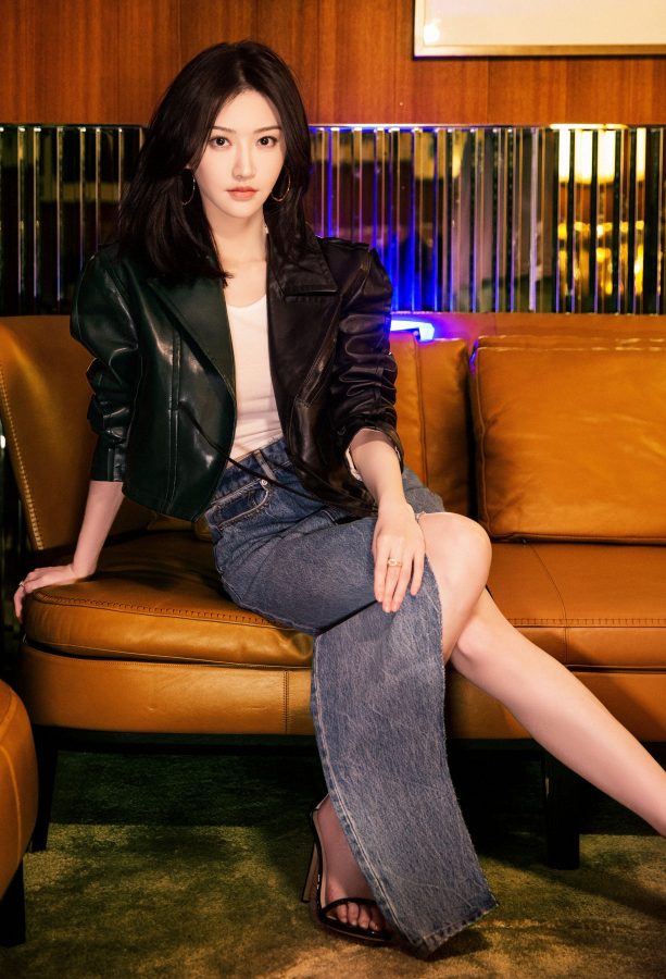 女明星景甜牛仔长裙故意露长腿(2/4)