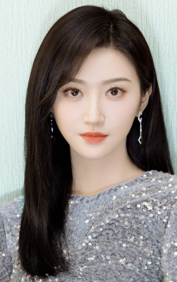  Jing Tian's tight skirt highlights her S-shaped figure and beautiful legs in high-heeled short boots(5/5)