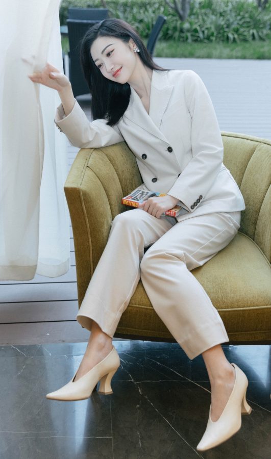 温柔的女老板景甜西装高跟别有一番风味(4/5)