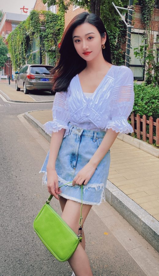 景甜夏日里的牛仔短裙美腿(4/6)