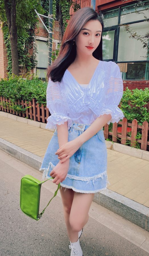 景甜夏日里的牛仔短裙美腿(5/6)