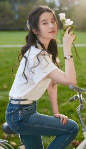 阳光美女刘亦菲紧身蓝色牛仔裤美大腿还要啥自行车