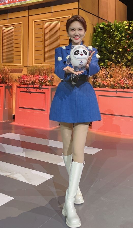 Long Yang's legs in pantyhose and white boots were photographed with Bing Dundun(1/2)